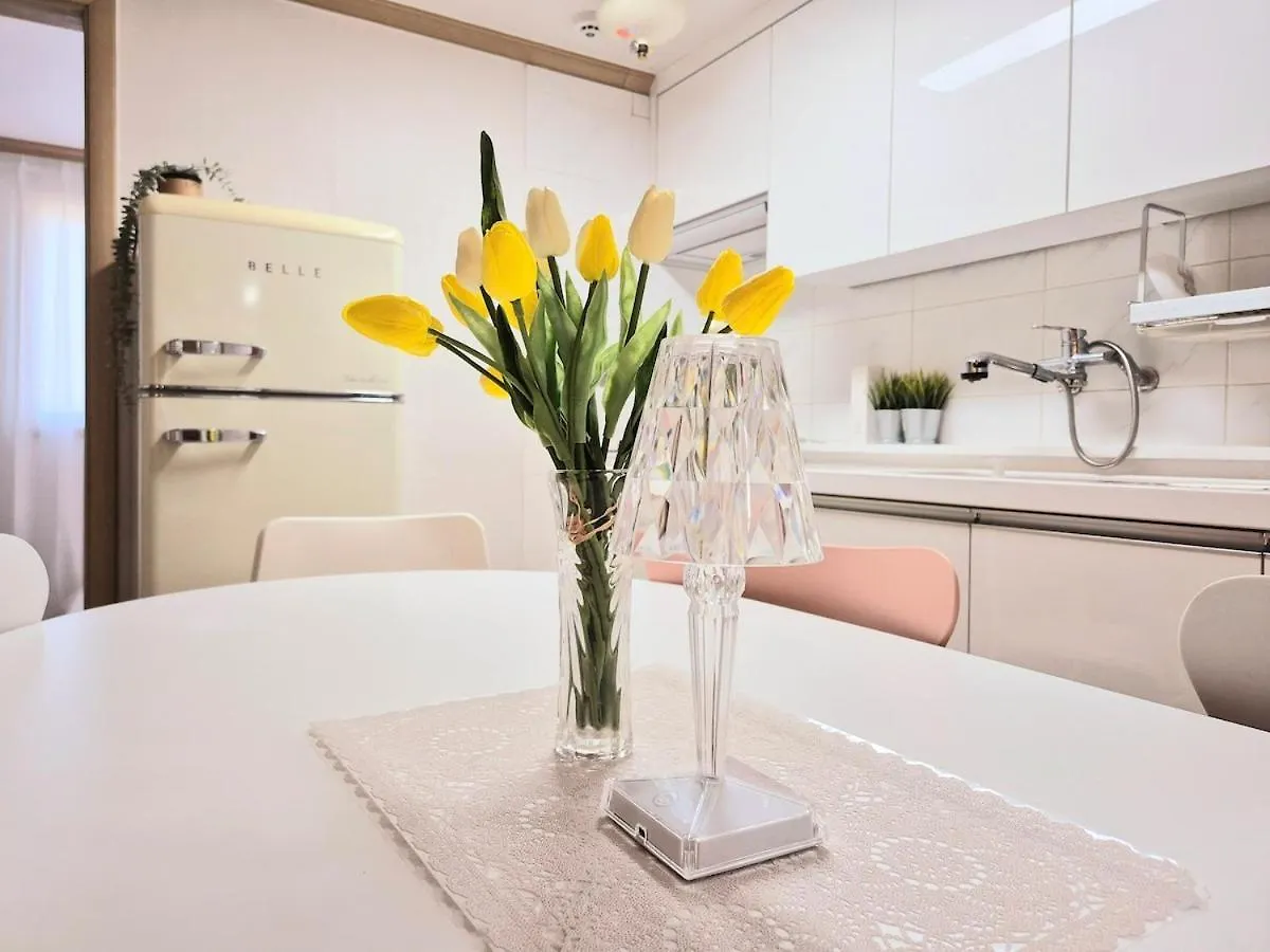 Stayjin Kachisanstation Gimpo Airportincheon Airport Yeouido Hongdae Gocheok Dome Up To 9People 4 Beds Seoul South Korea