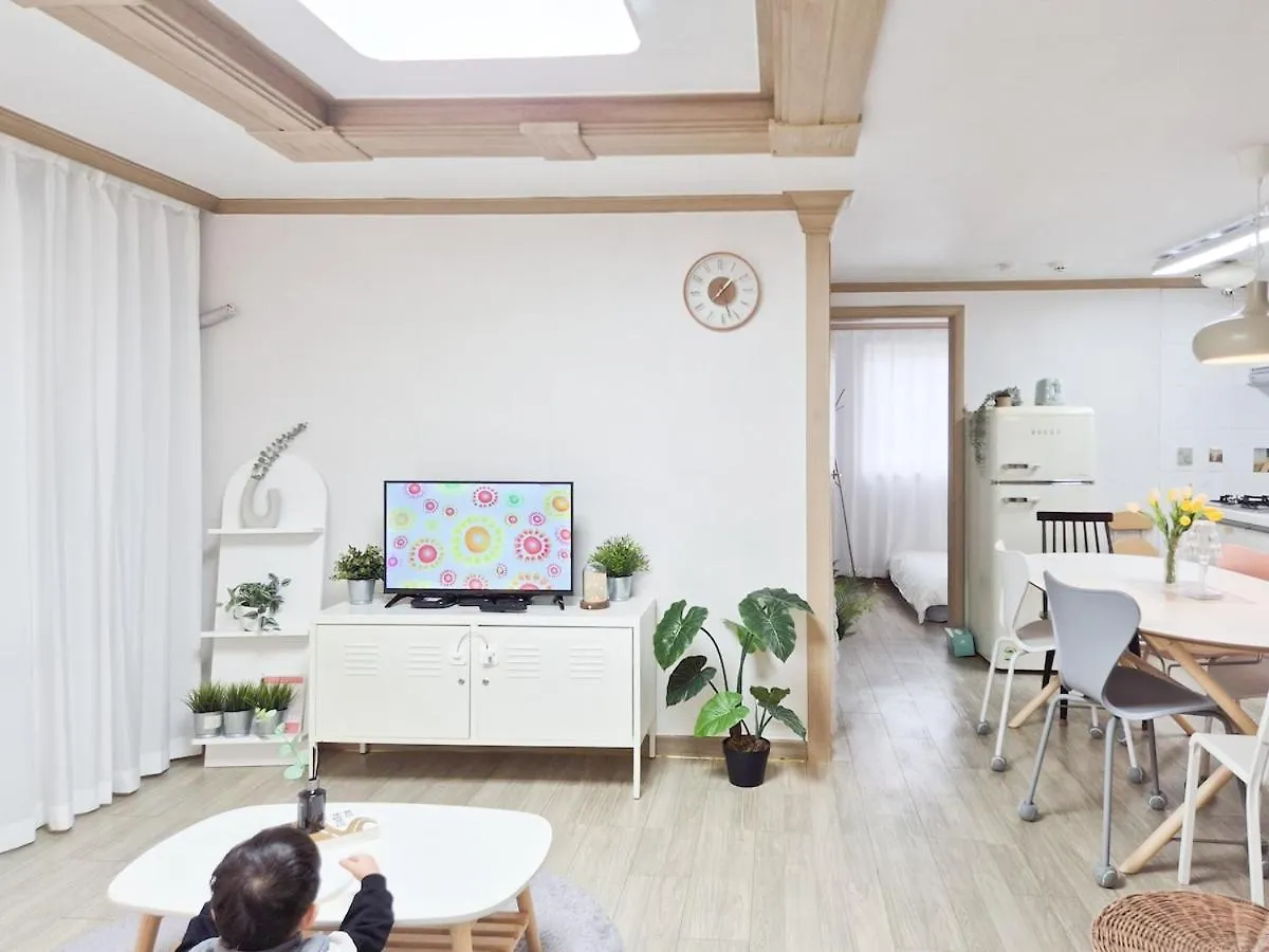 Stayjin Kachisanstation Gimpo Airportincheon Airport Yeouido Hongdae Gocheok Dome Up To 9People 4 Beds Seoul 0*,